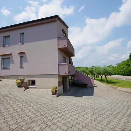 Mit Schoenem Garten *